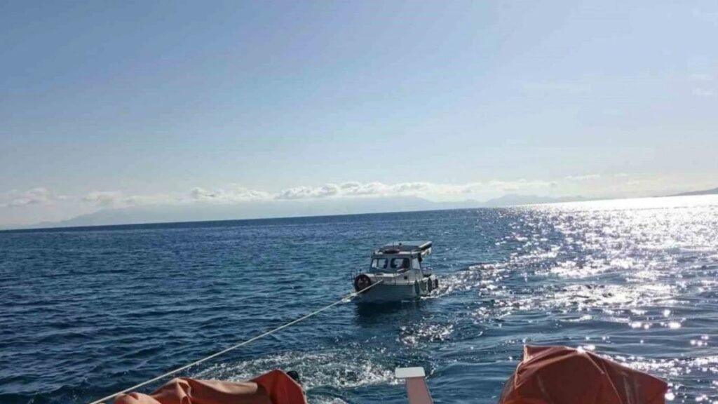 bodrum aciklarinda ariza veren 7 metrelik tekne suruklendi LzQ4BOY8