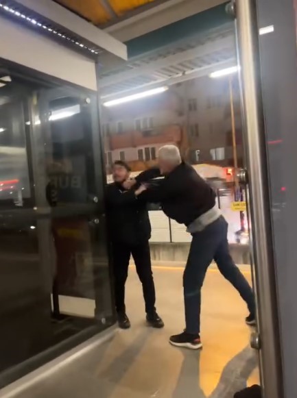 metro boks ringine dondu bursada tekmeli tokatli kavga 0 ywggJyU7