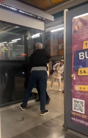 metro boks ringine dondu bursada tekmeli tokatli kavga 1 nQTWi13O