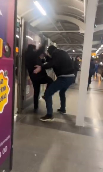 metro boks ringine dondu bursada tekmeli tokatli kavga 2 BJF6cC6Y