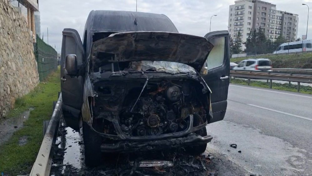 pendikte seyir halindeki minibus alev alev yandi 5