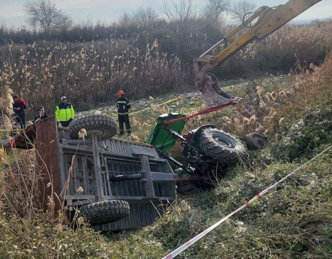 traktor devrildi dede oldu aractan atlayan torunu kurtuldu 0 spaq5VEV