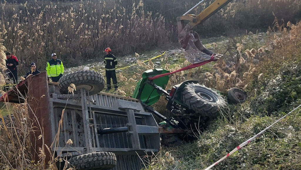 traktor devrildi dede oldu aractan atlayan torunu kurtuldu VZFsMR8O