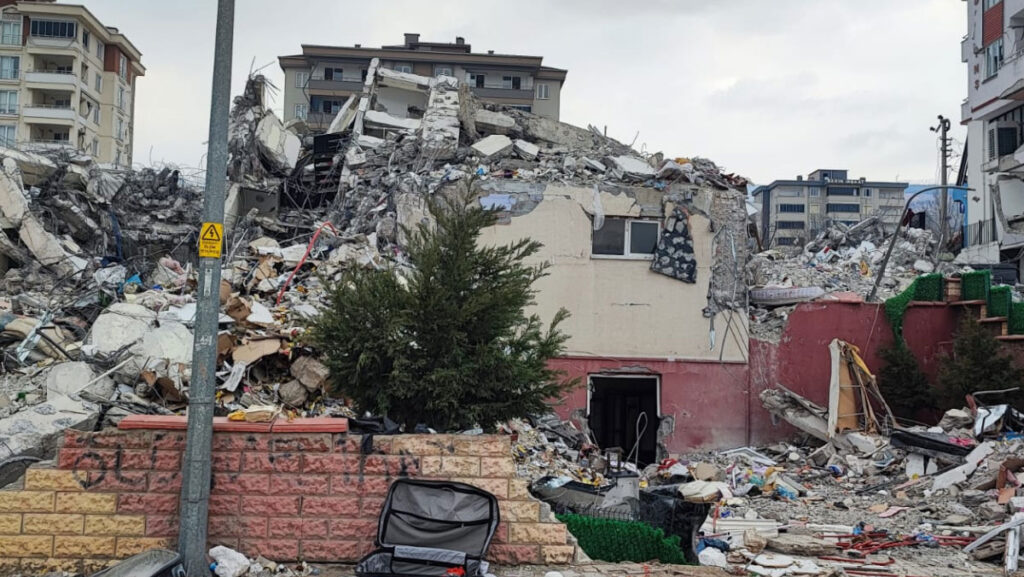 44 kisinin oldugu sitenin muteahhidi sucum varsa en agir sekilde cezalandirin wS5Thvkd