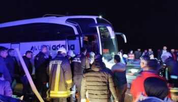 adanada yolcu otobusuyle carpisan otomobildeki kari koca yaralandi vHuRGZt7