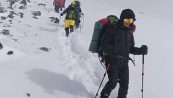 agri dagina cikmak isteyen turistlere firtina engeli gFV52mTb