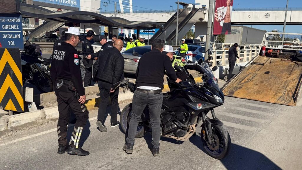alkollu surucu motosikletli polisi sikistirdi hAgFKeM8