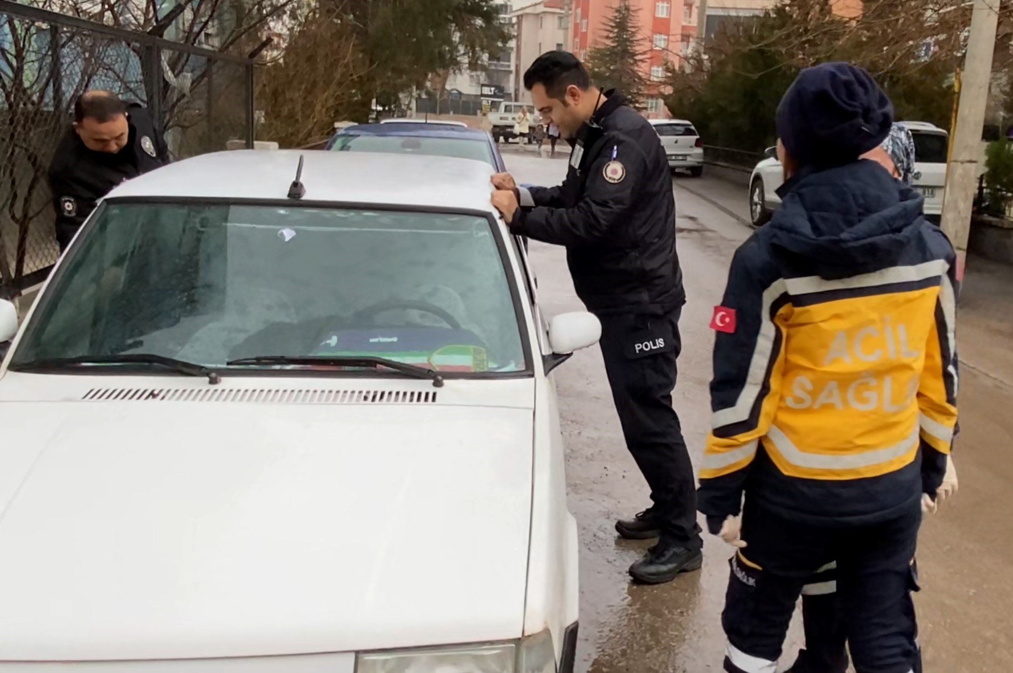 boyle uyku gorulmedi aksarayda polis uyandirmak icin her yolu denedi 0 wWIjwPCq