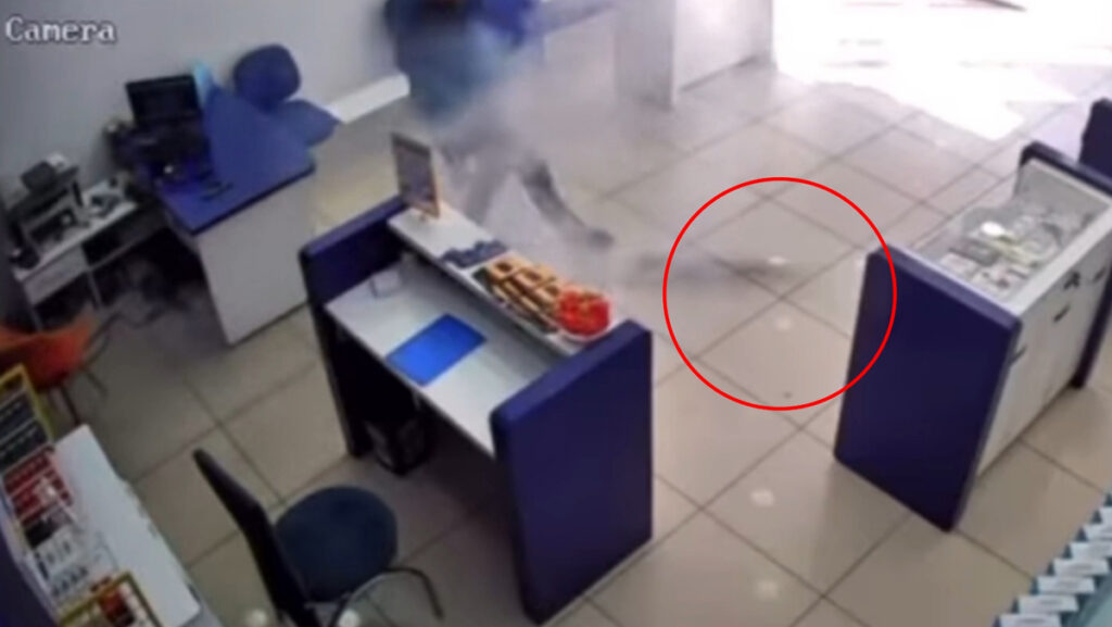 Cep telefonun bataryası böyle patladı 7 cep telefonun bataryasi boyle patladi NGYBmtLl