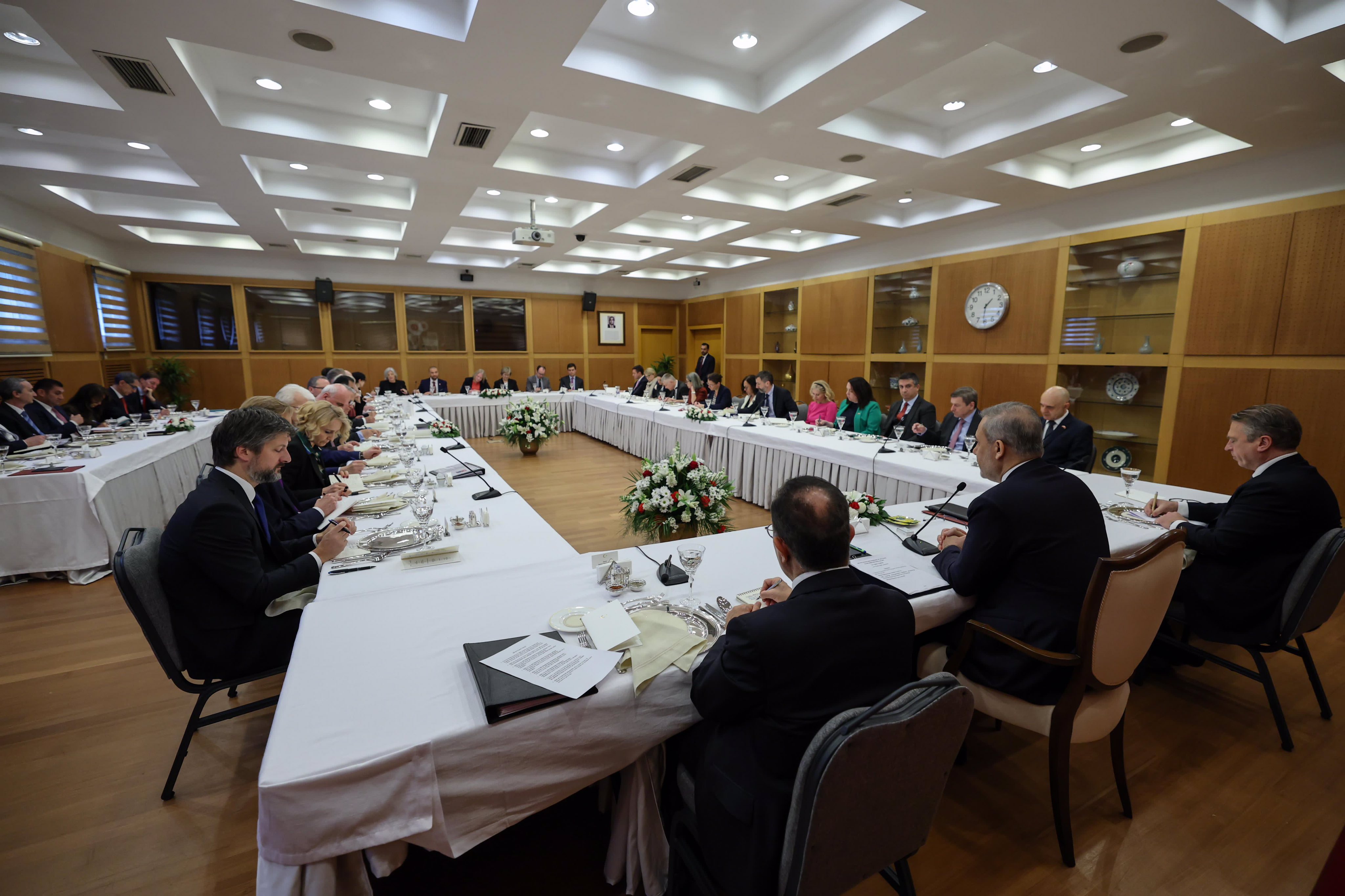 disisleri bakani hakan fidan ab buyukelcileriyle ankarada gorustu 3 I1kAbTfy