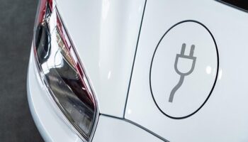 dunyada elektrikli arac satislari 2024te rekor kirdi FyNrgBag