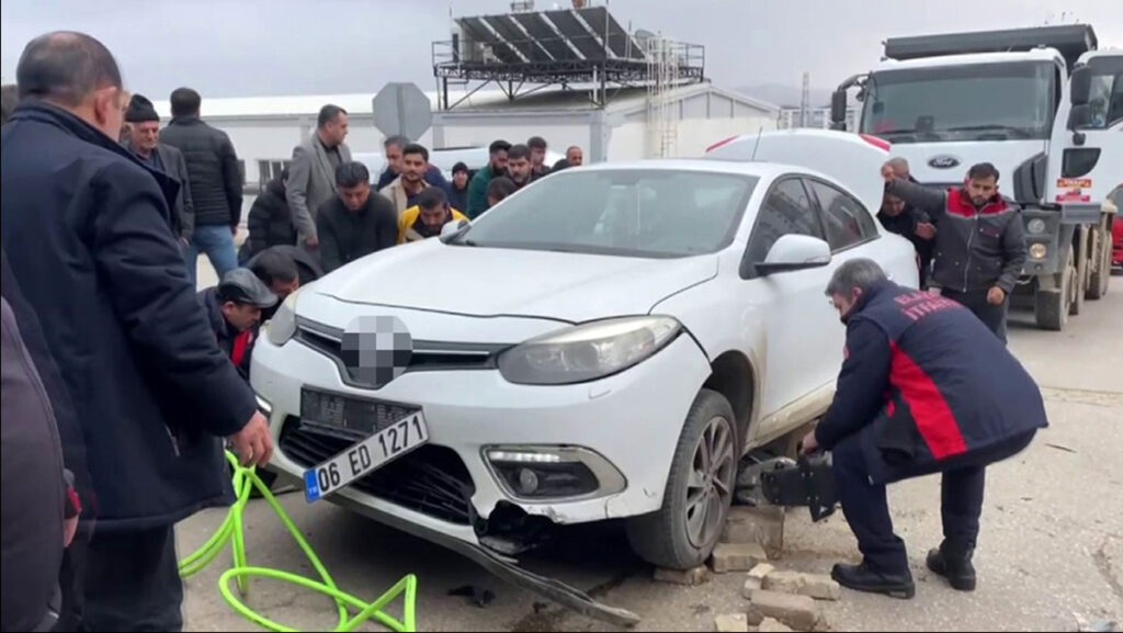 ekipler otomobilin altina giren motokurye icin zamanla yaristilar ftuZrVe3