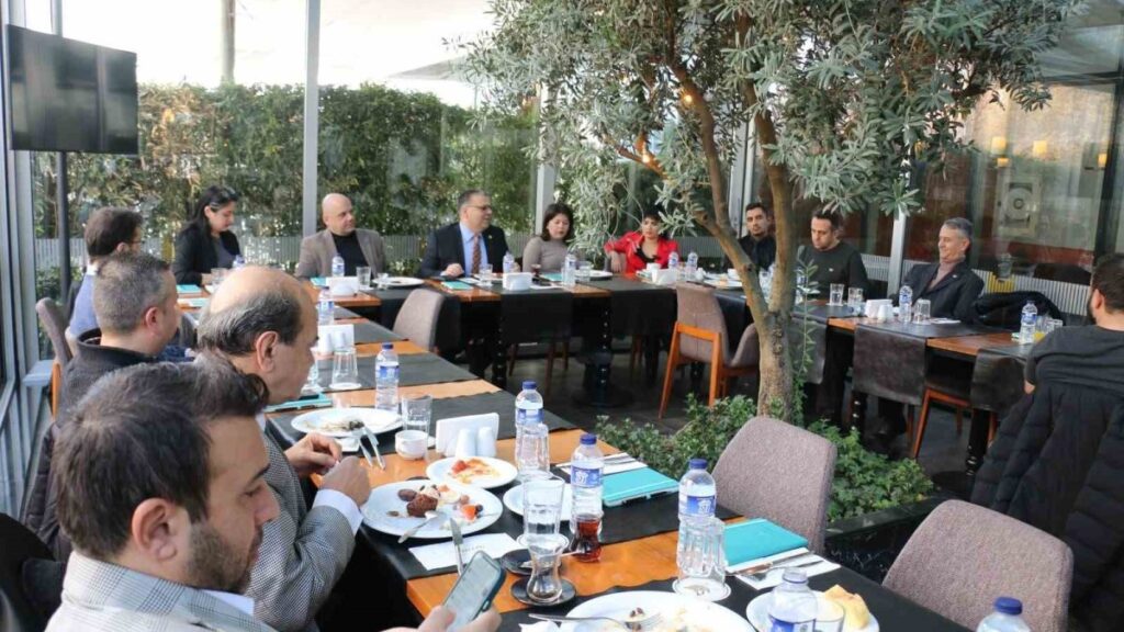 eskisehir barosu yoneticileri basin mensuplari ile bir arada 7P3kces7