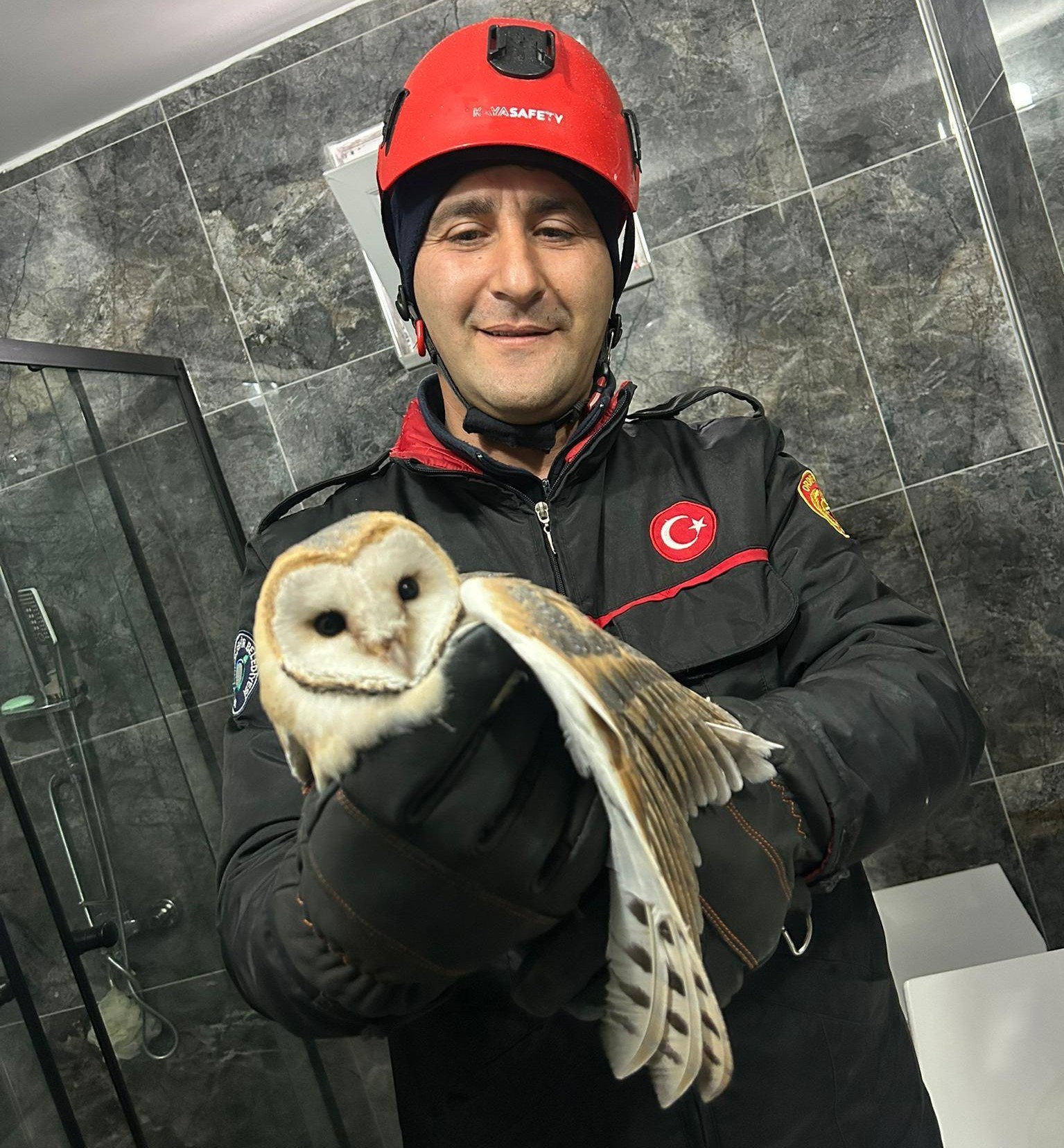 evin banyosunda mahsur kalan baykusu itfaiye ekibi kurtardi 0 frYZsw3z