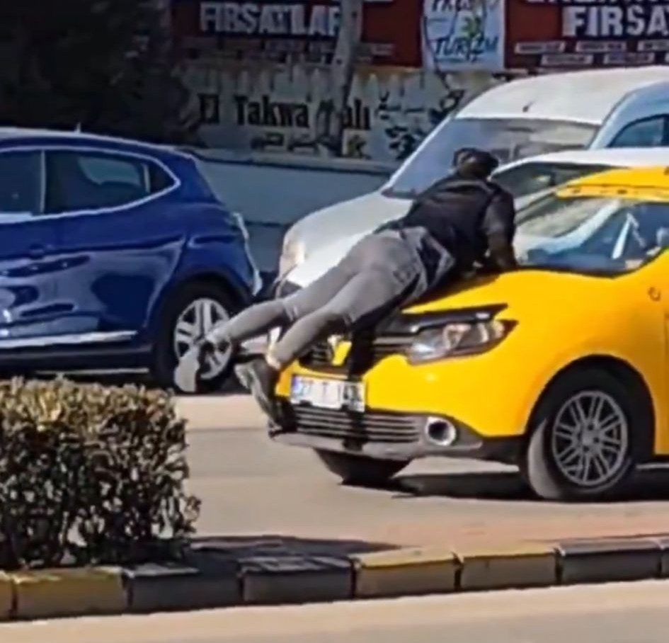 gaziantepte taksiciyle tartisan yolcu kaputa cikti 1 YqqKNnSR