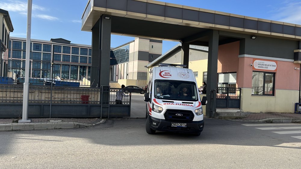 gebzede bir lisede ogrencilerin kavgasinda kan akti 1 BnW1wu8w