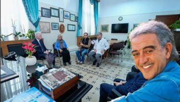 istanbul valisi davut gulden usta sanatci edip akbayrama ziyaret uPxYjTkw