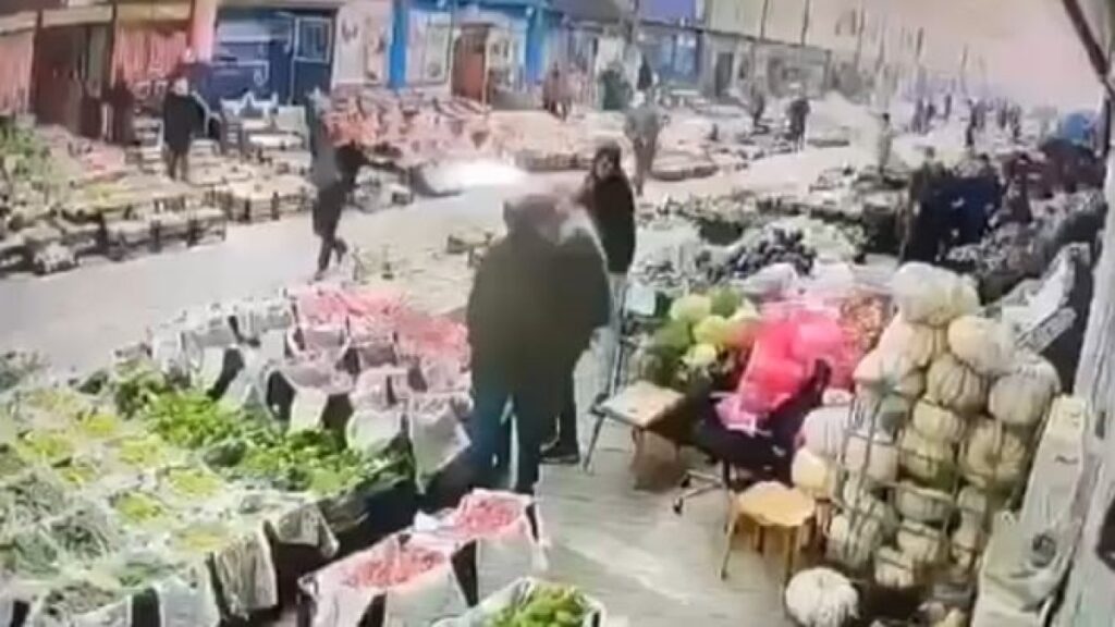 koca kalasi var gucuyle adamin kafasina indirdi DS5VVVEX