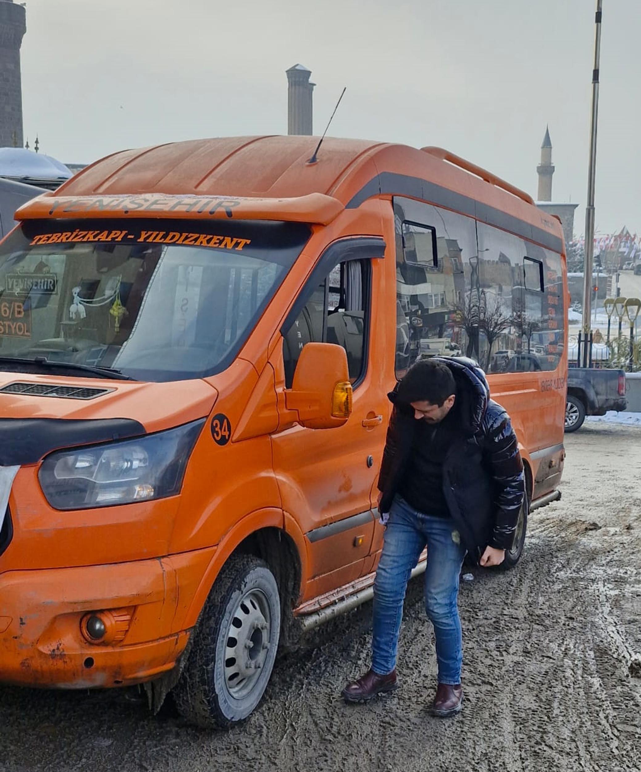 minibuscunun musterilerine koydugu yasak olay oldu tabelayi goren yolcular saskin 2 UjVhecDb