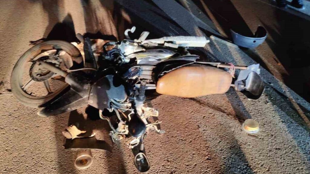 motosiklet park halindeki otomobile carpti 1 yarali EVCJFz8C