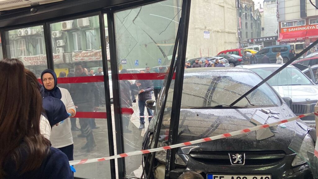 samsunda otomobil hastanenin acil servisine girdi KafG2Kmy