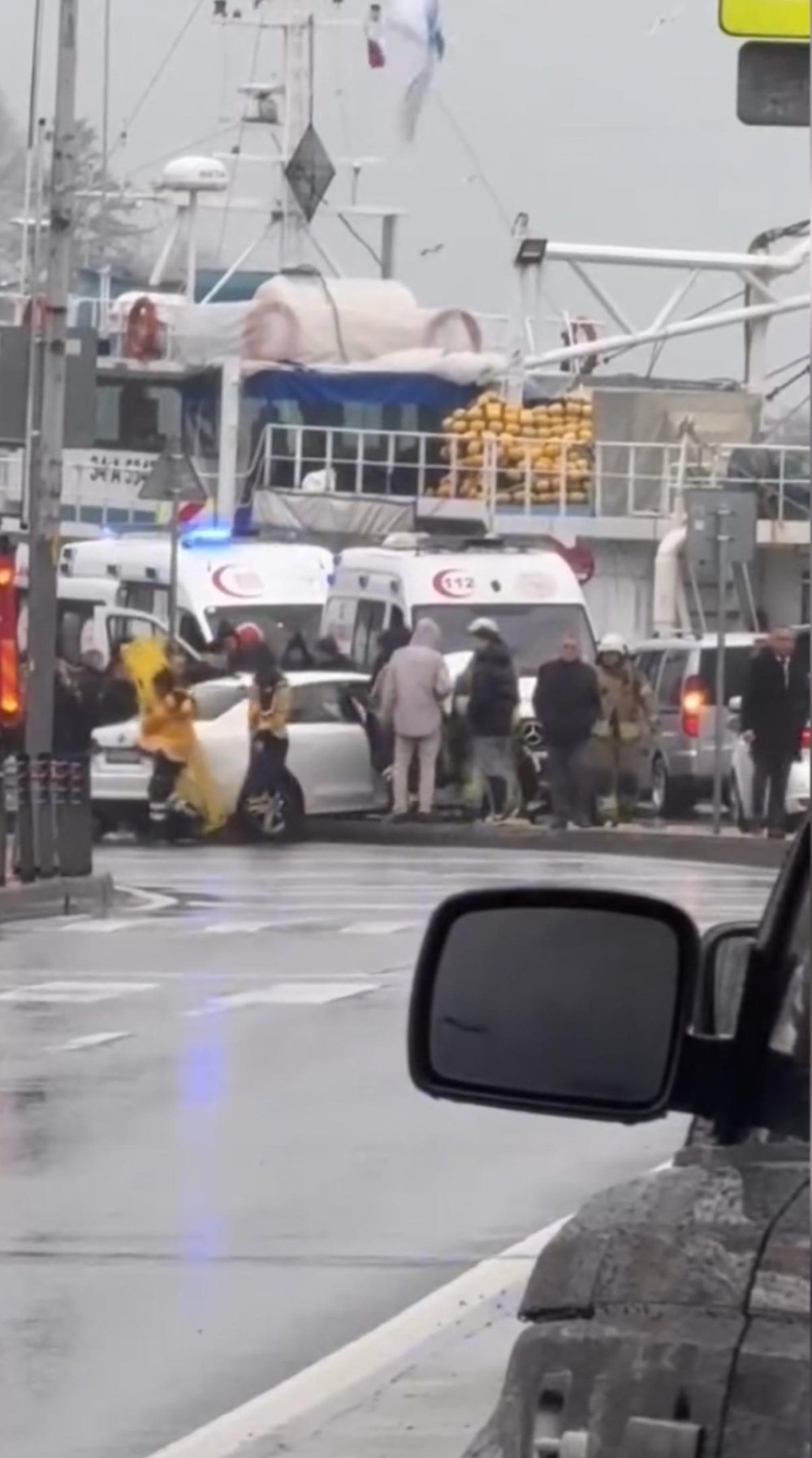 sariyer sahilinde feci kaza otomobil ile cip kafa kafaya carpisti 6 rVAvcO8P