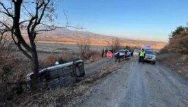 seyir halindeki otobus sarampole devrildi 7clBxP16