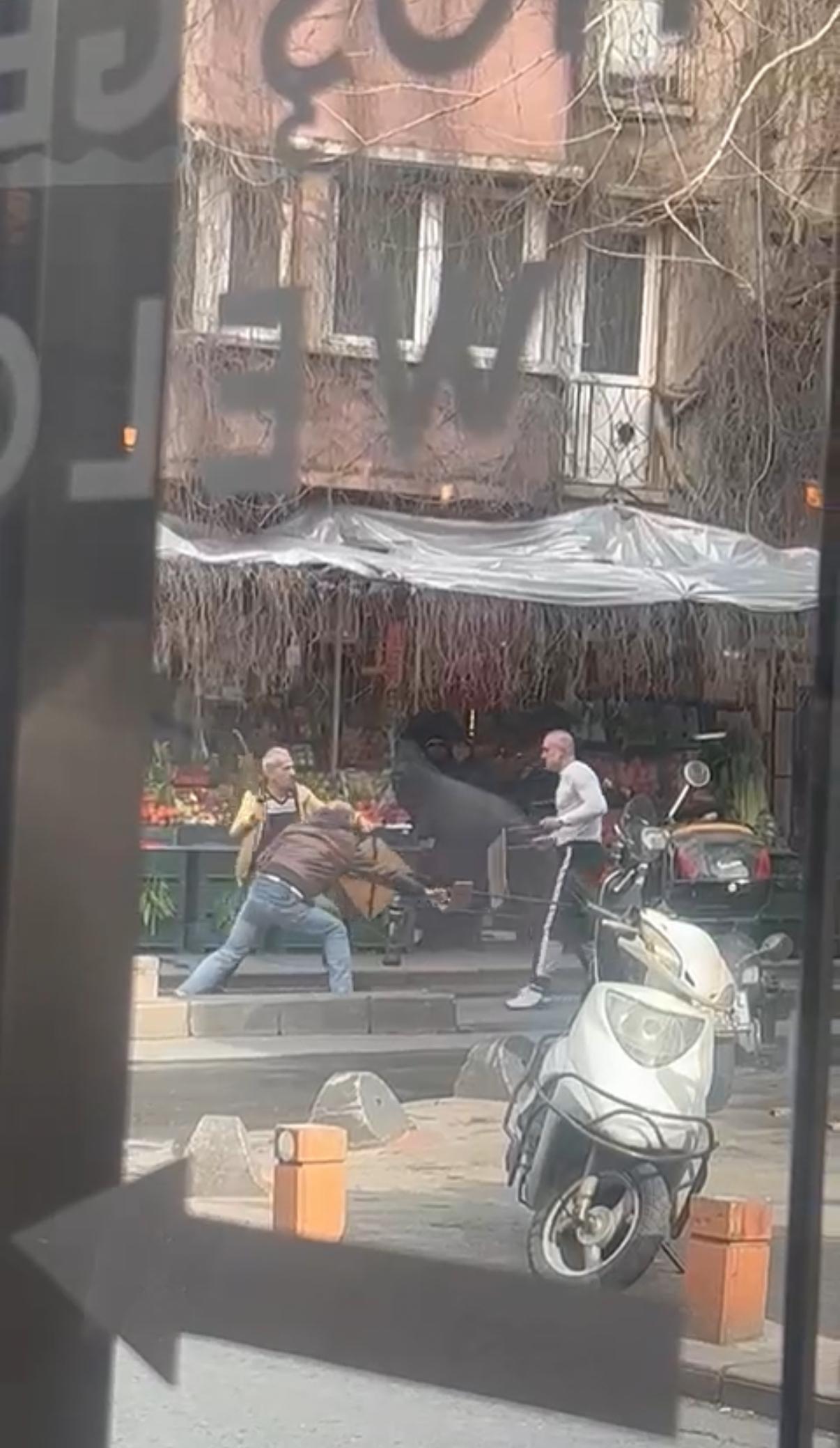 sosyete mahallesi cihangirde kilicli sandalyeli kavga film seti degil gercek 7 5NdZUjKp