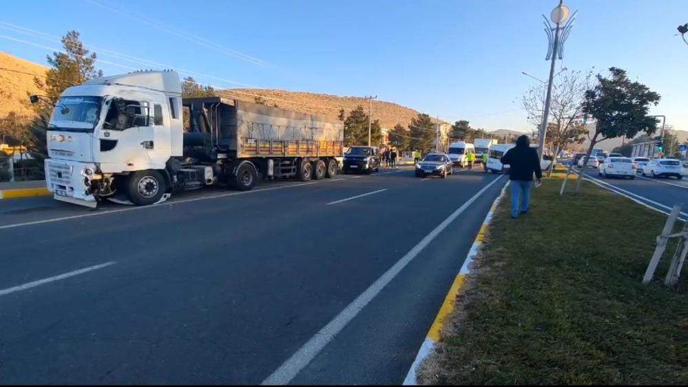 tir ile isci servisi carpisti cok sayida yarali var 0 6Y6tp5V8