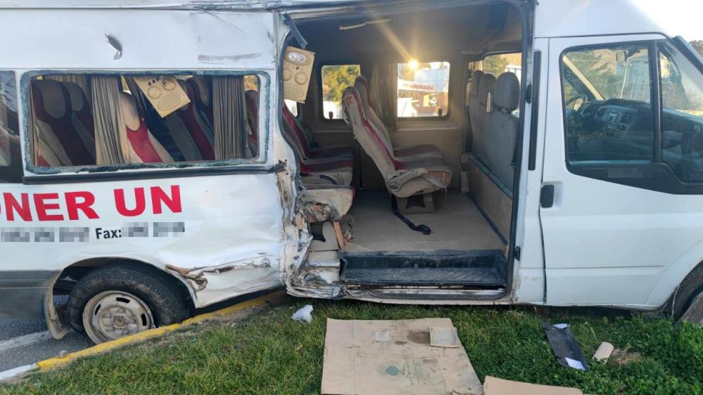 tir ile isci servisi carpisti cok sayida yarali var 1 e9pmWPmw