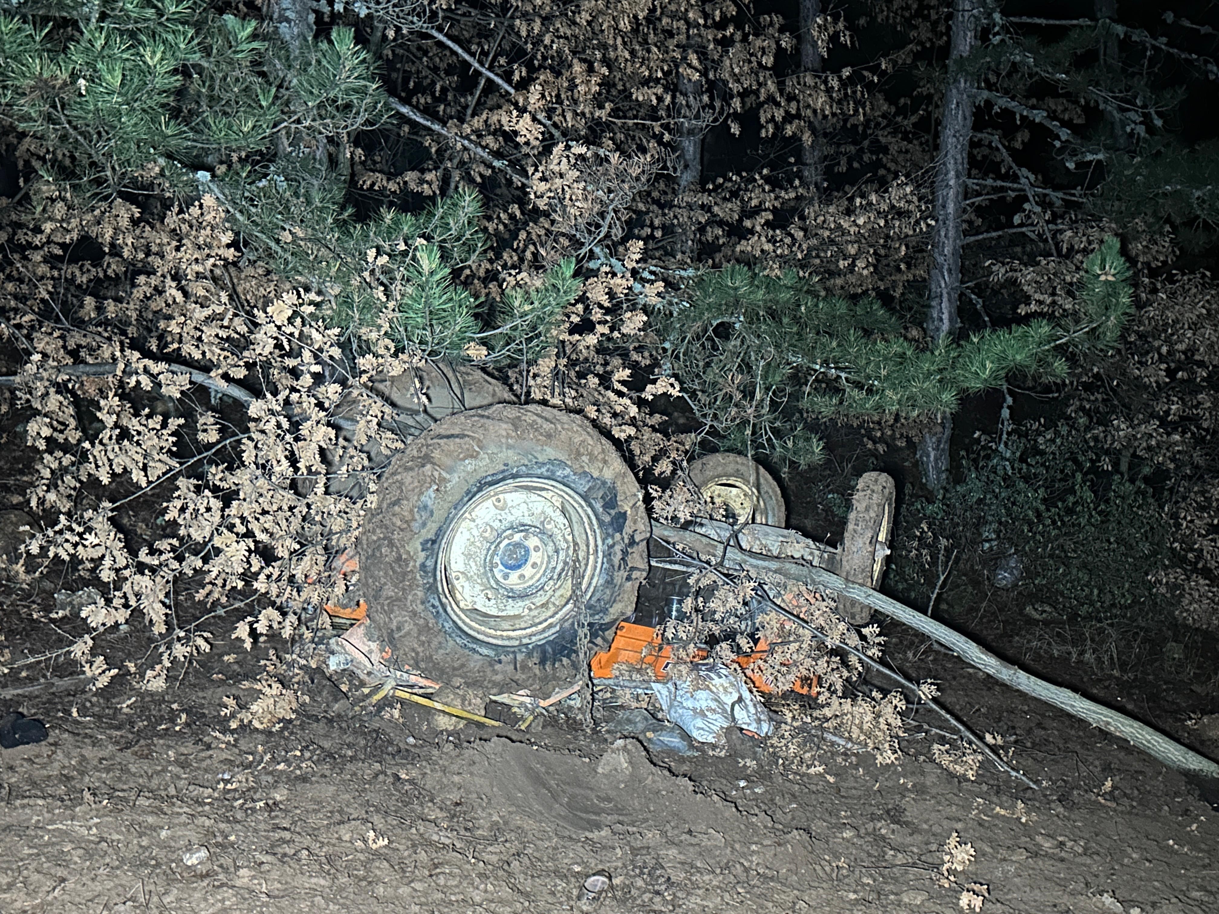 usakta feci kaza traktor devrildi 2 olu 2 yarali 0 nhw2v2sn