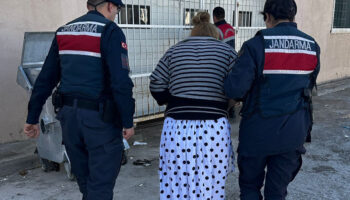 yakalanacagini anlayinca balkondan atladi ayagi kirildi yRmLmB3X
