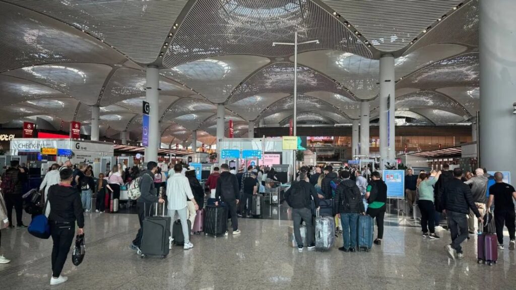 yariyil tatili basladi havalimanda yogunluk yasaniyor uKDICRMn