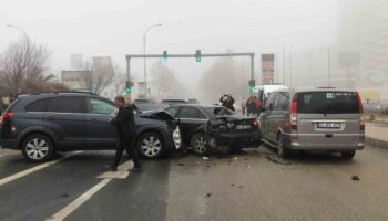 yogun sis ve buzlanma nedeniyle 6 arac birbirine girdi yaralilar var z8cmv6ON