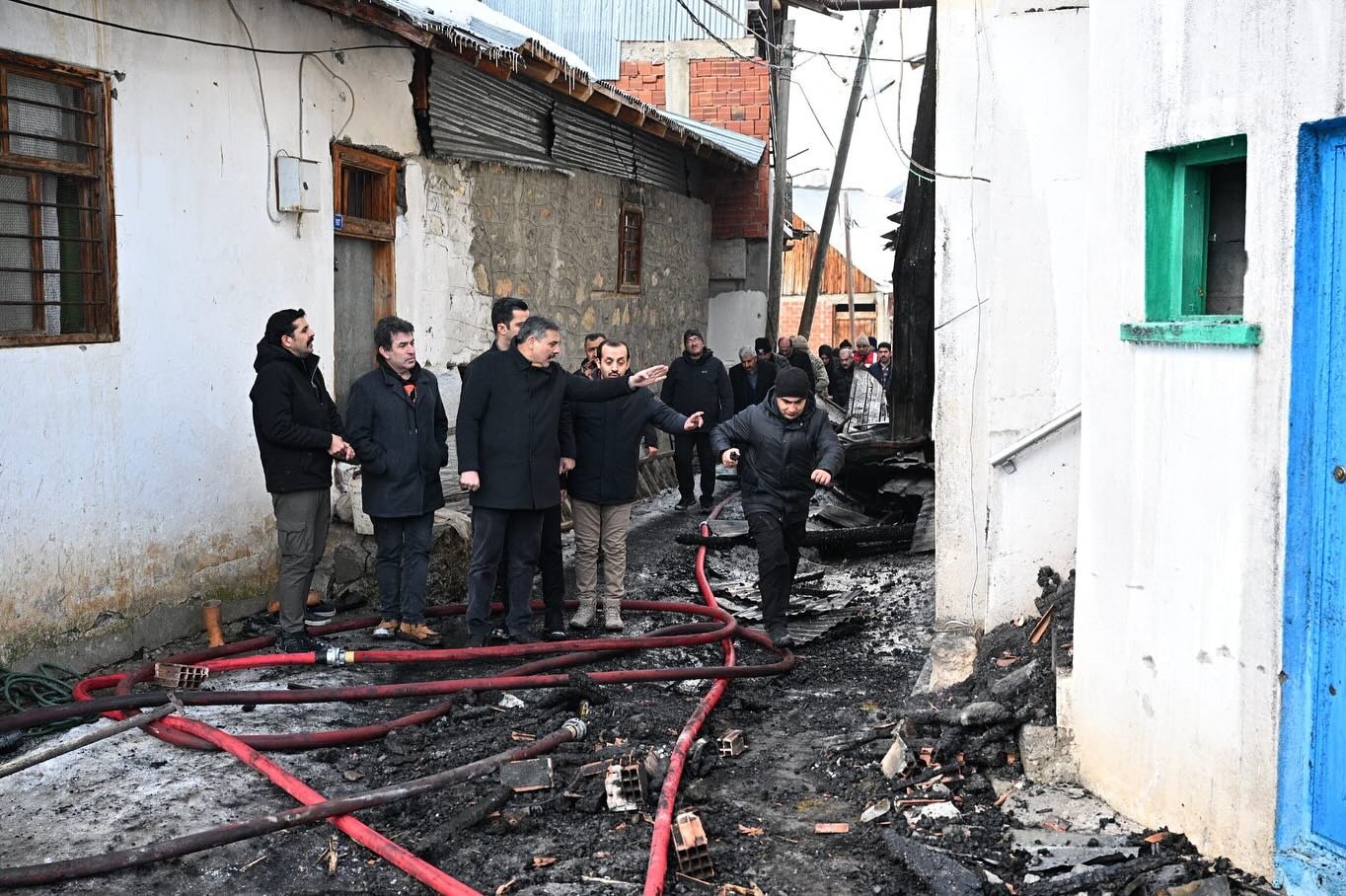 15i ayni anda yandi vali solugu koyde aldi 6 2A8NigVs