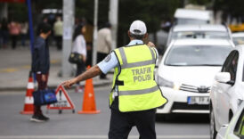 25 binden fazla arac kontrol edildi 8 bin 774 trafik cezasi kesildi CWJcSha9