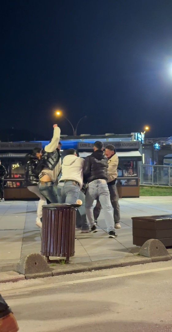 5 kisi bir genci evire cevire dovdu 0 aJsOAyBC