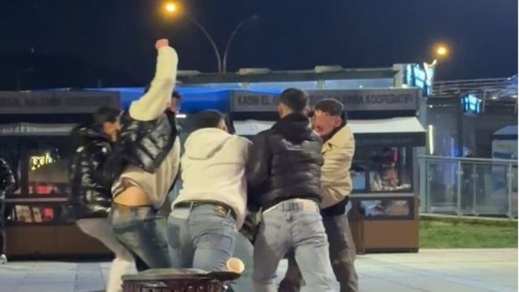 5 kisi bir genci evire cevire dovdu WkRYbWCP