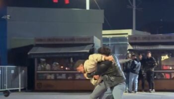 5 kisinin bir gence tekmeli yumruklu saldirisi kamerada CP8G5PKg