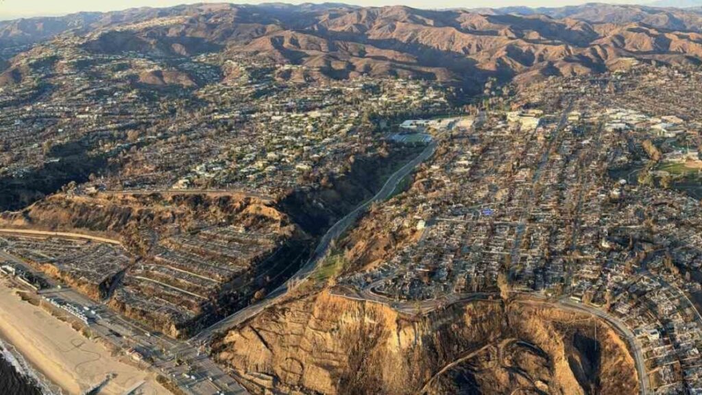 abdnin los angeles sehrindeki orman yanginlarinda hayatini kaybedenlerin sayisi 29a yukseldi 4auRQGUm