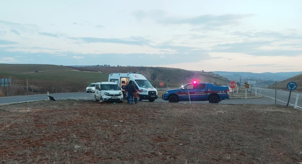 adiyamanda hafif ticari araclar carpisti 1kisi yaralandi 0