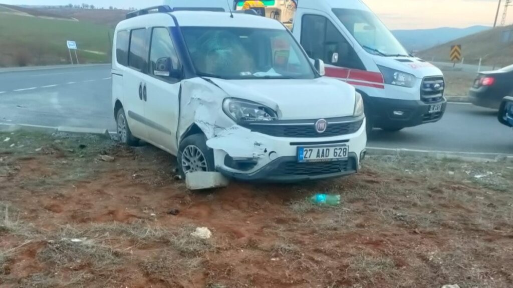 adiyamanda hafif ticari araclar carpisti 1kisi yaralandi OD14KAgH