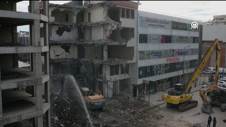 adiyamanda hasarli binalarin yikimi suruyor 4 bin 500den fazla bina var 0 ZUusfVII