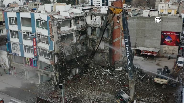 adiyamanda hasarli binalarin yikimi suruyor 4 bin 500den fazla bina var 4