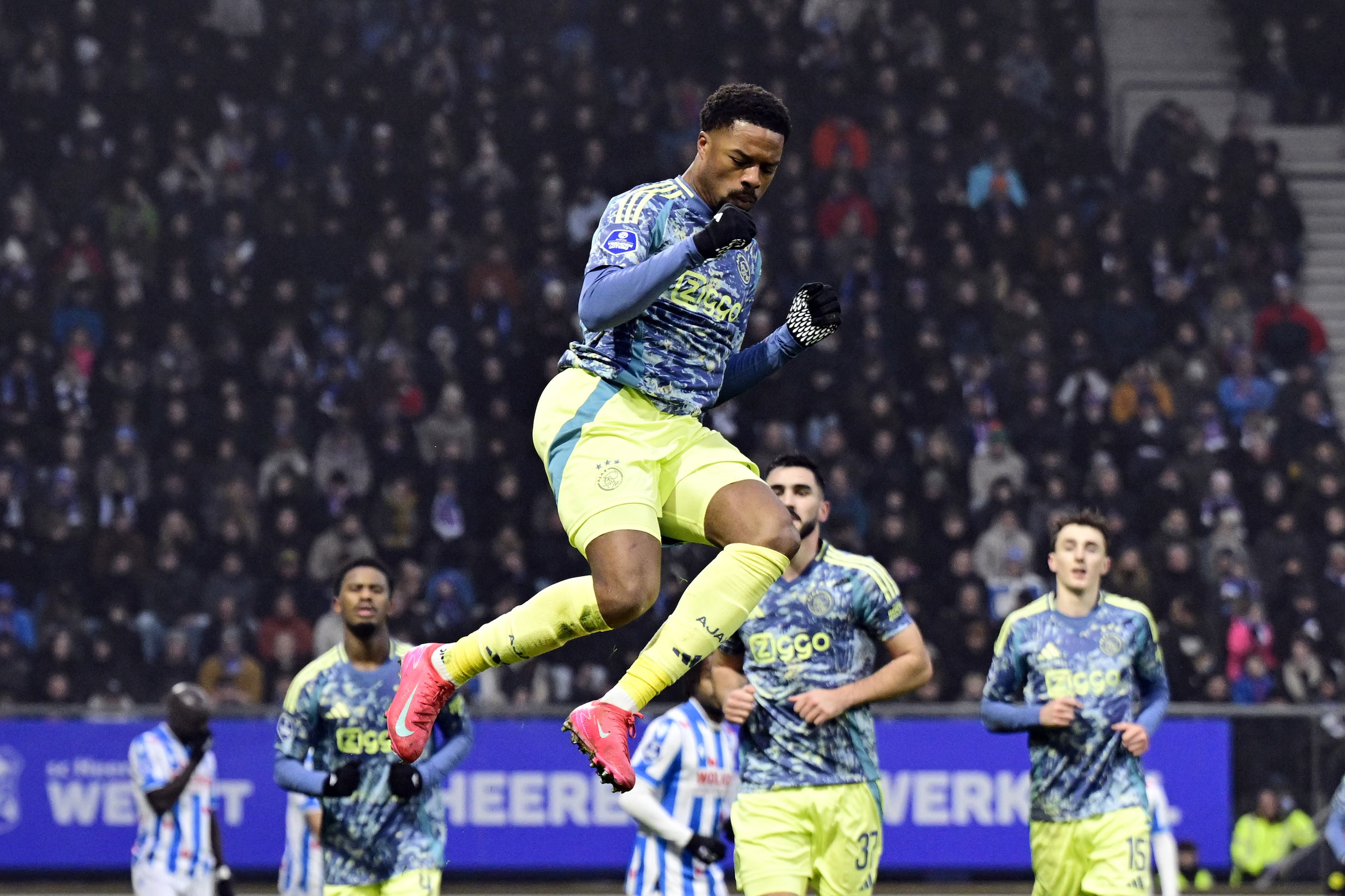 ajax heerenveeni maglup edip liderle farki 1e indirdi 2 Lc6JYaWZ