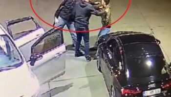 akaryakit istasyonunda silahli grubun genci darbederek araca bindirdigi anlar kamerada OZUYhYYD