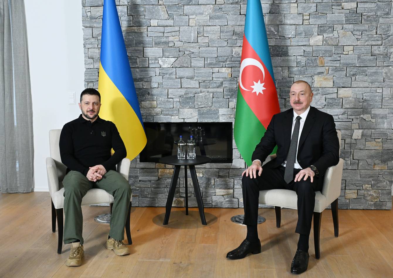 aliyev ve zelenskiy davosta gorustu 0 JjHr7Sw8