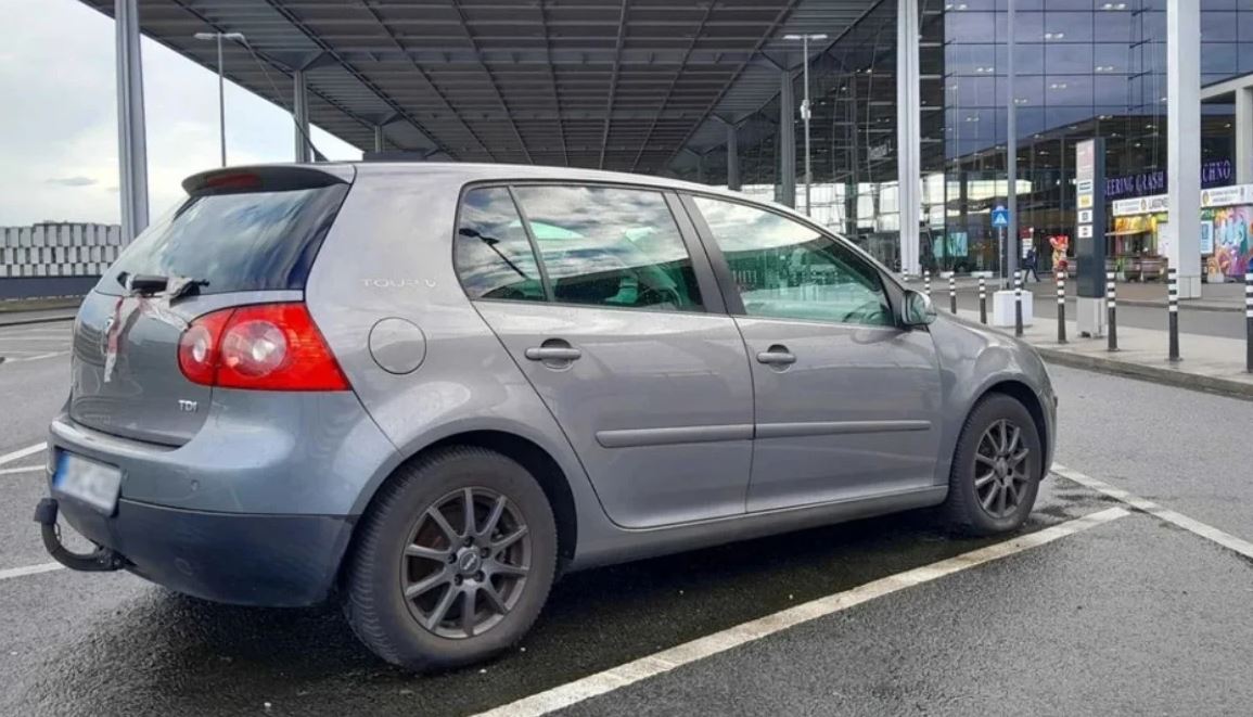 almanyada havalimanina birakilan aracin park ucreti 200 bin avroyu gecti 1 EbjIT2Pi