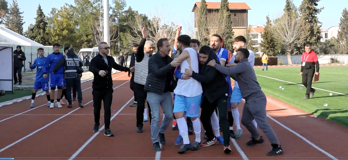 amator kume maclarinda ortalik karisti toplam 12 kirmizi kart cikti 1 EJKPcmTh