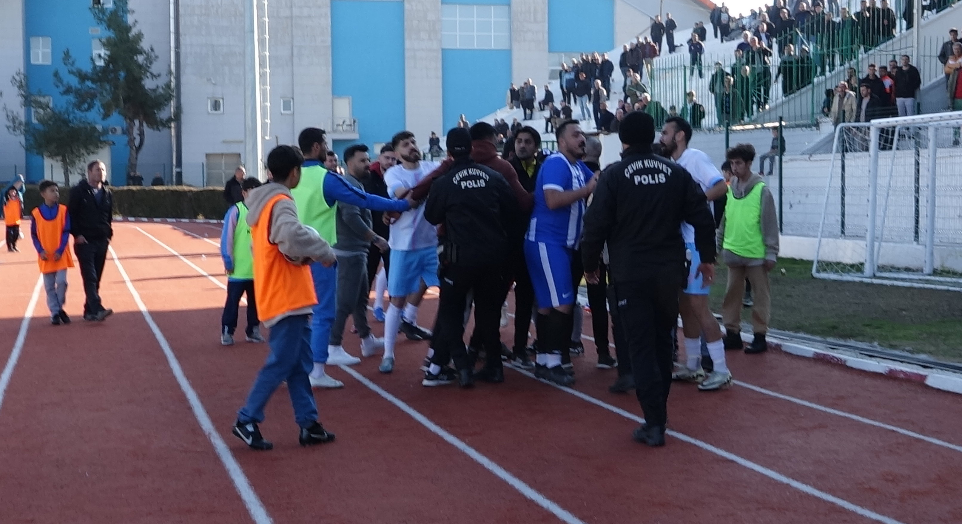 amator kume maclarinda ortalik karisti toplam 12 kirmizi kart cikti 2 WQvDGpfz